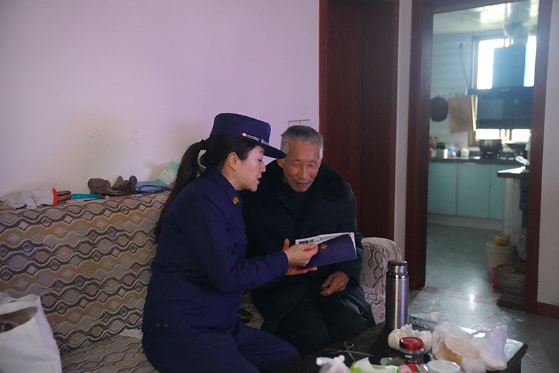 “渝消蓝盾讲师团”双桥分队冬日进村送安全 守护农村老人平安防线