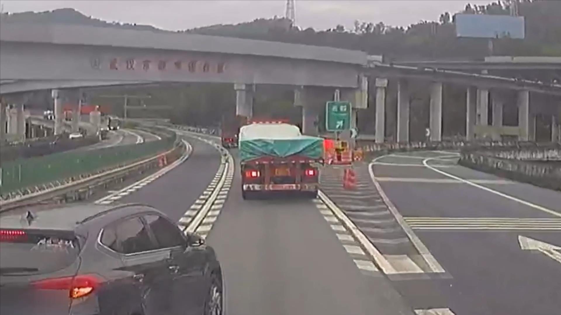 司机错过下道口强行变道酿事故.mp4_20251224_175322058.jpg