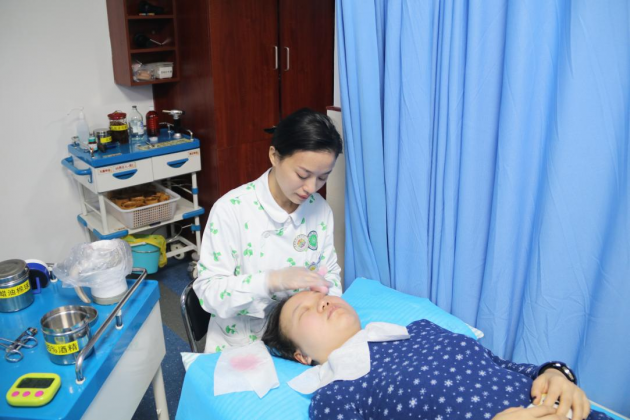 鸡蛋滚经络 铜罐通气血 重庆市中医院这些特色民族疗法火了