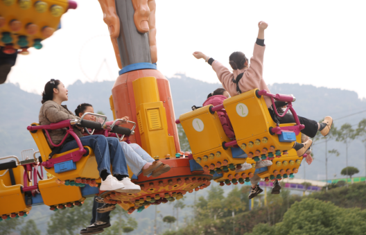 重庆涪陵：久雨初晴暖冬又至 美心红酒小镇引市民扎堆畅玩