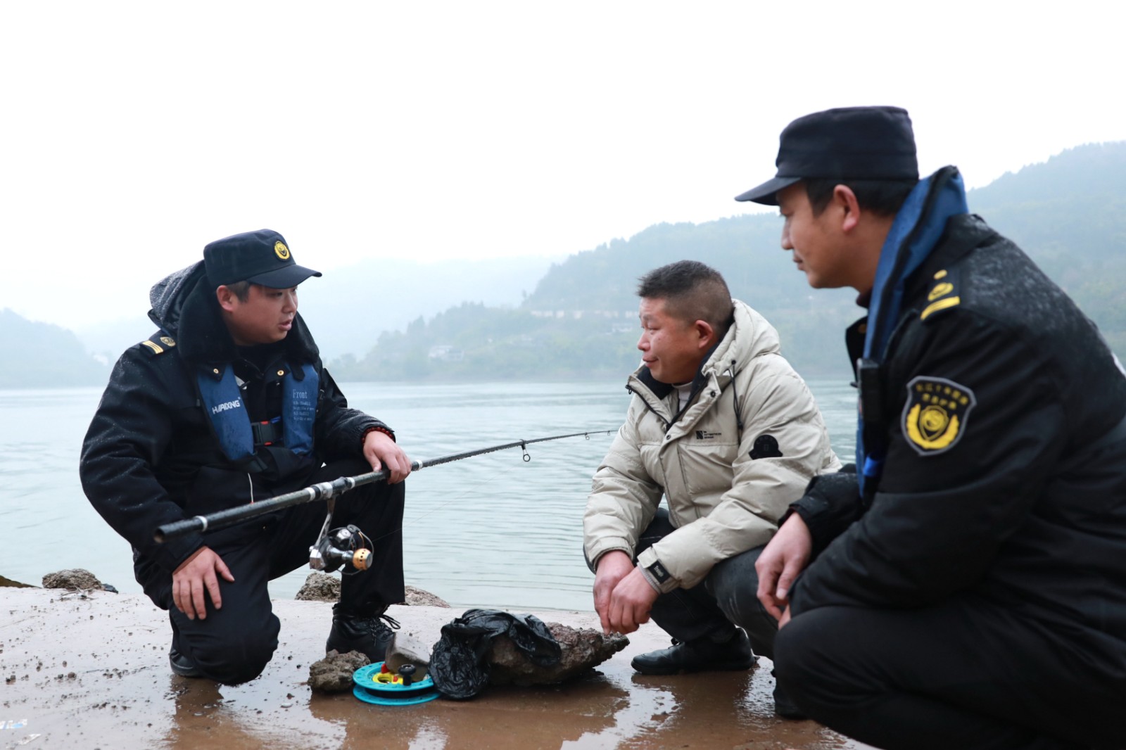 12：赵武云（左一）对非法垂钓人员进行却道教育。赵军 摄.JPG