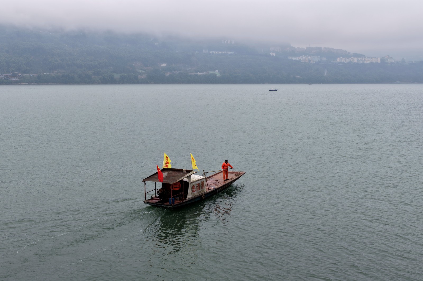 8：彭金贵和队员们在长江忠县段段水域清漂（无人机照片）。赵军 摄.JPG