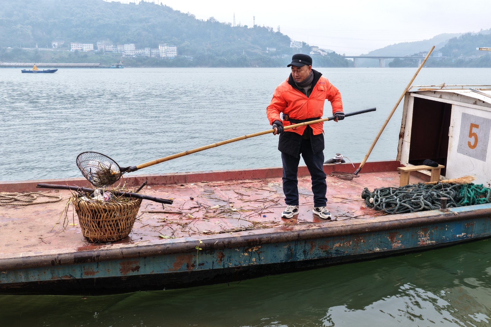 7：彭金友的弟弟彭金贵在长江忠县段临江水域清漂（无人机照片）。赵军 摄.JPG