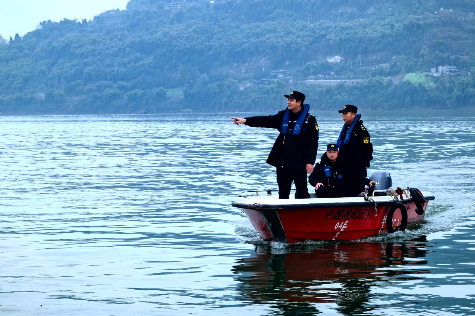 1：护渔员黄伟（左一）与队员们一起在江面上巡逻。赵军 摄.jpg