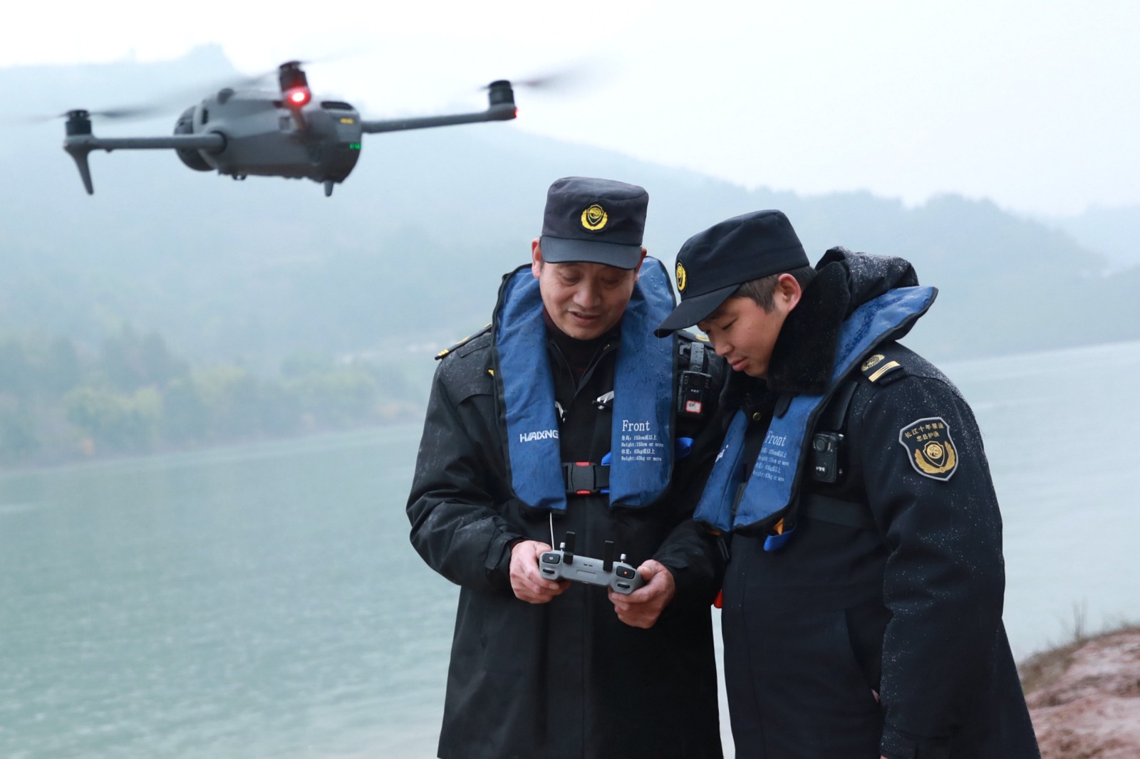 3：黄伟（左一）与队员利用无人机开展巡护。赵军 摄.JPG