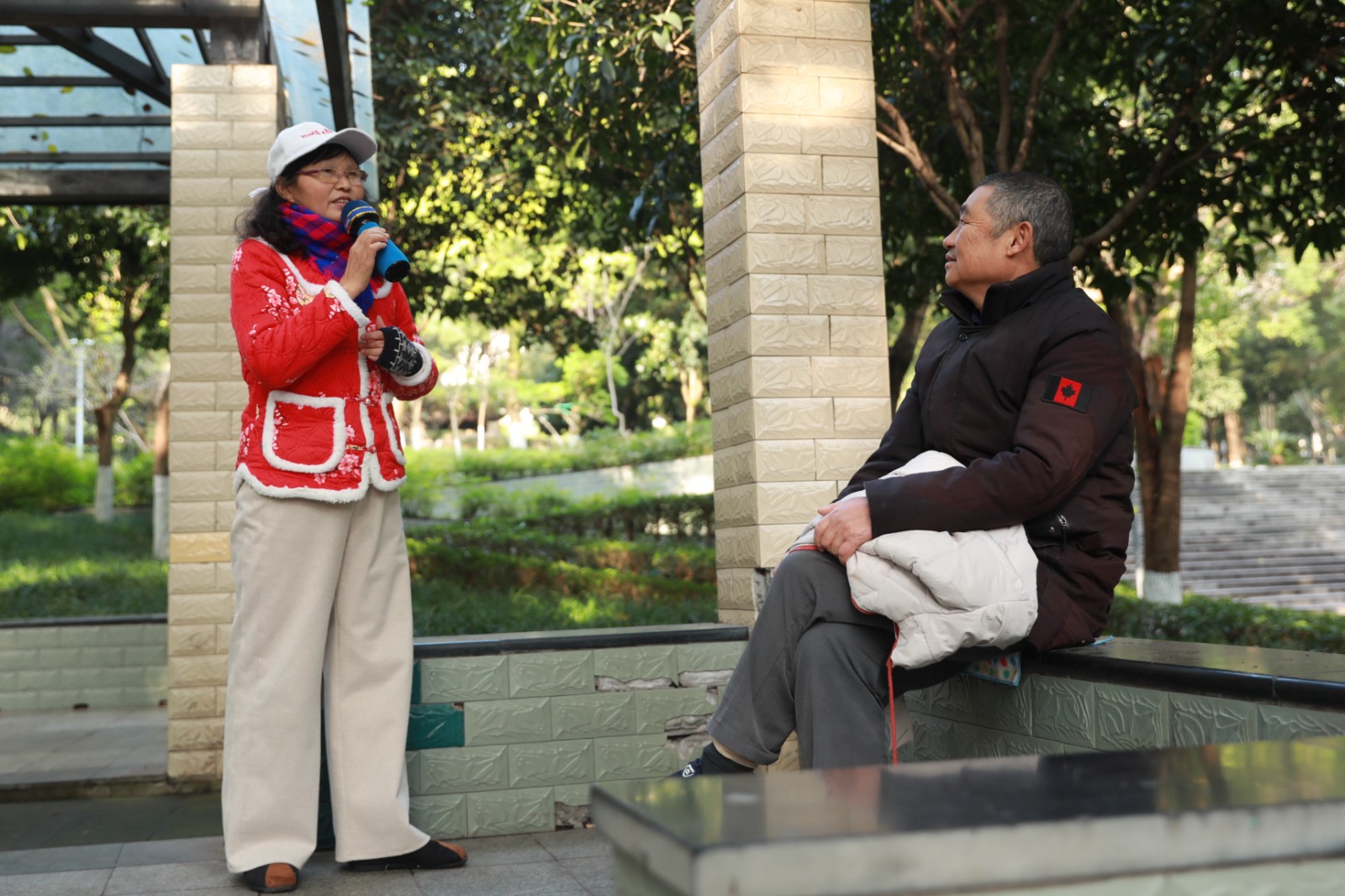 6：12月25日，退捕渔民彭金友、张启红夫妇在公园里唱歌娱乐，过着惬意的退休生活。赵军 摄.JPG