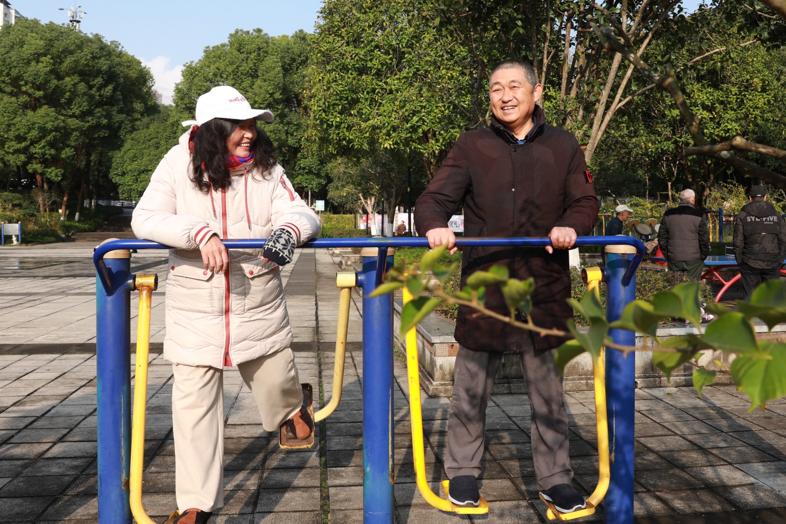 5：12月25日，退捕渔民彭金友、张启红夫妇在公园里锻炼身体。赵军 摄.JPG