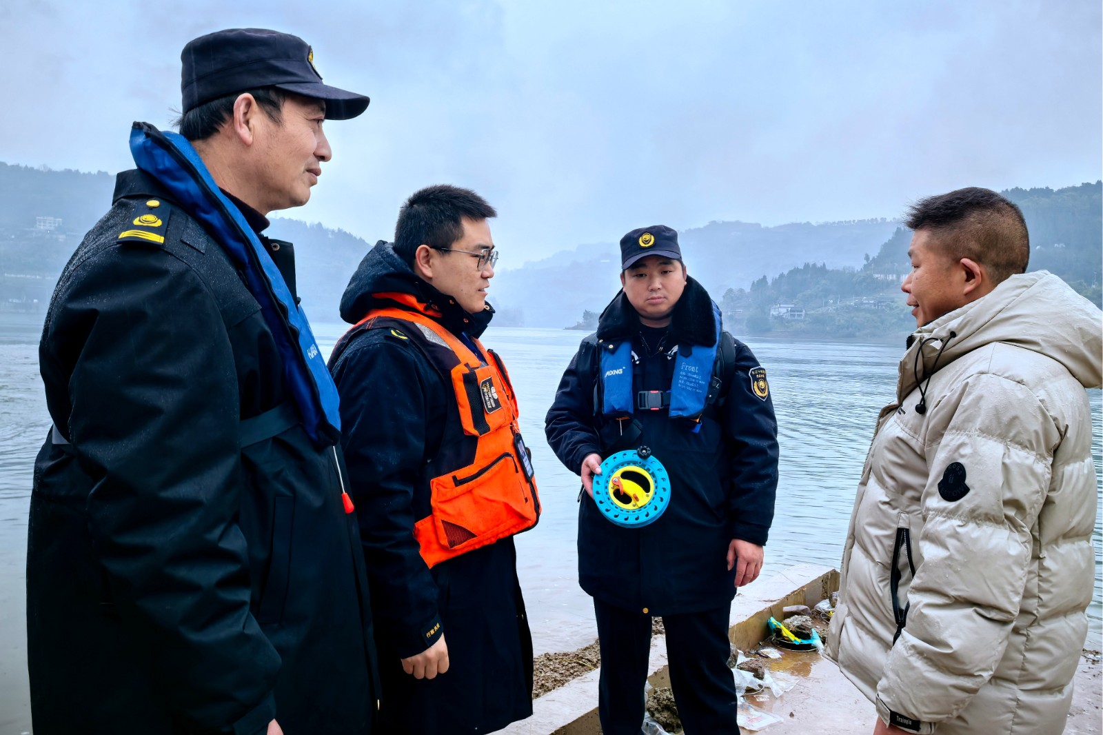 2：黄伟（左一）等对非法垂钓行为劝导制止。赵军 摄.jpg