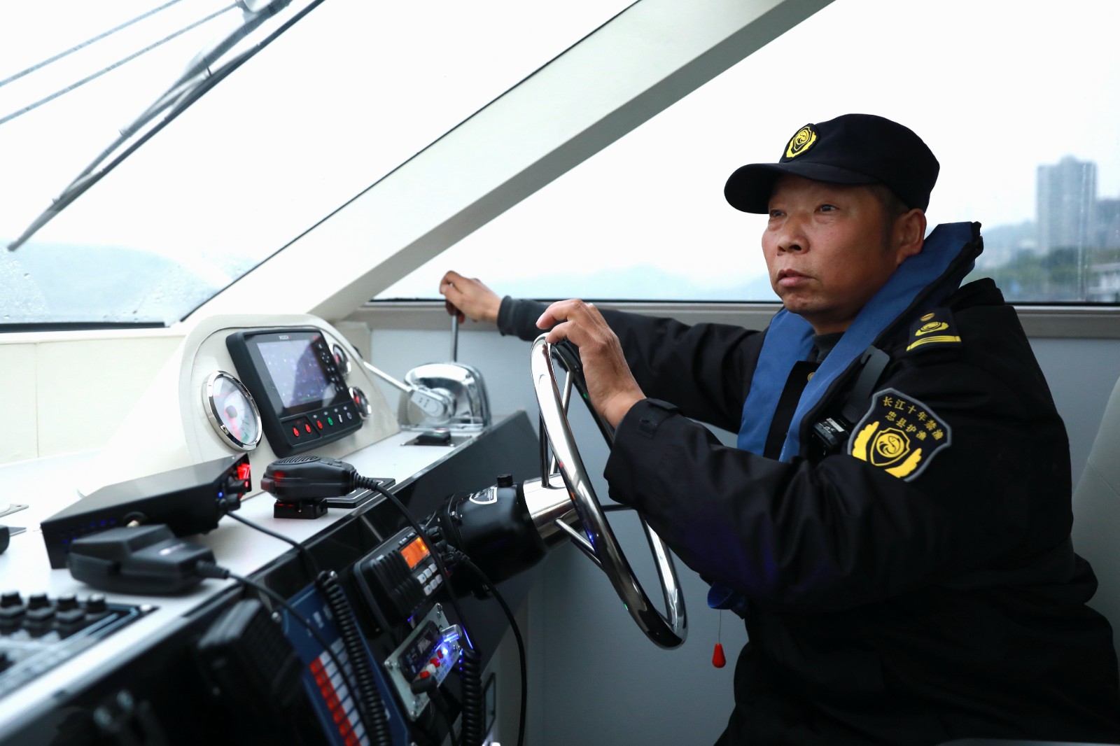 15：退捕后，渔民张广明成为渔政护鱼队的驾驶员。12月24日，他驾驶巡逻艇在江面上巡查。赵军 摄.JPG