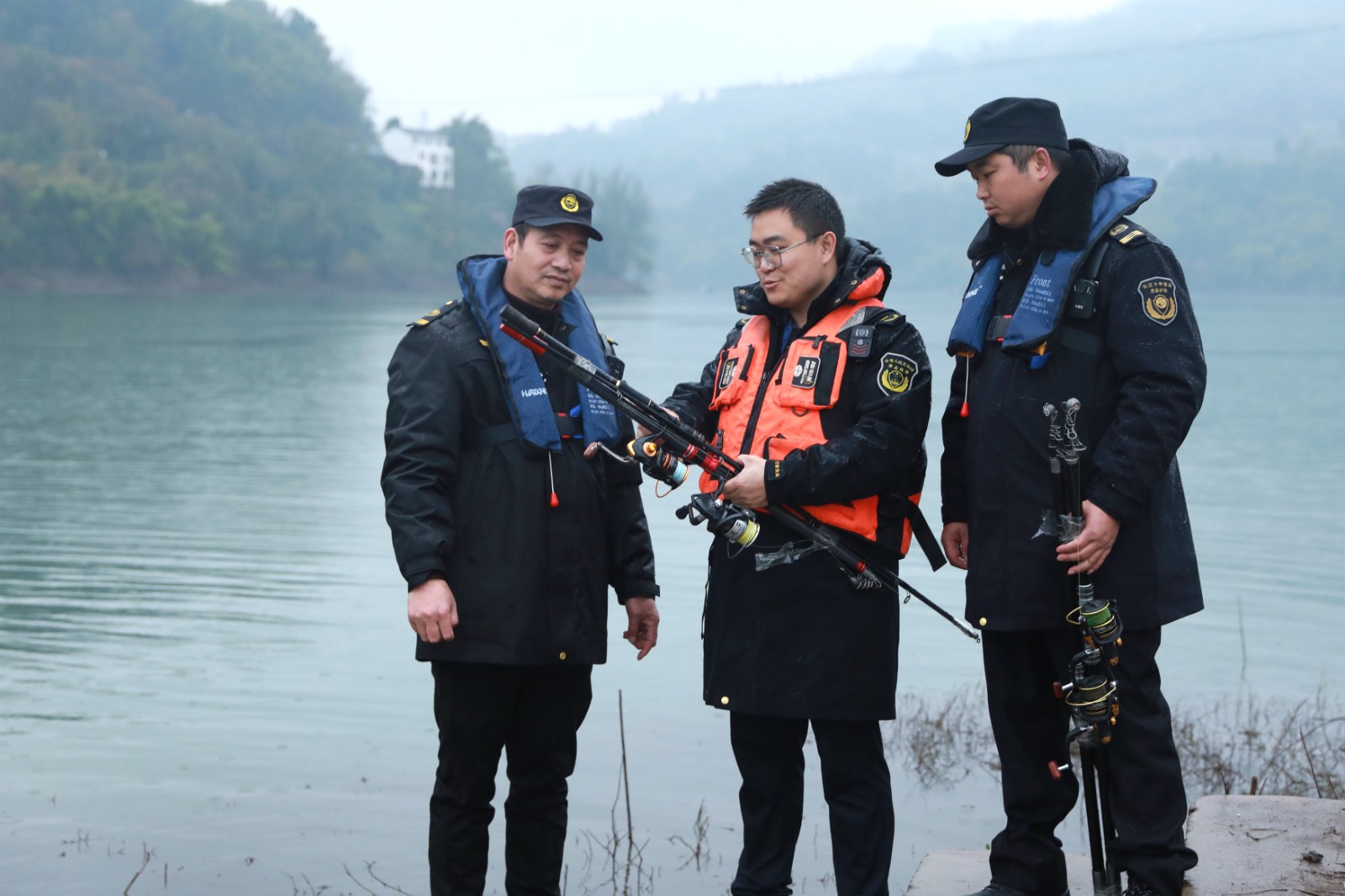 4：黄伟（左一）等依法对非法垂钓器具予以收缴。赵军 摄.JPG