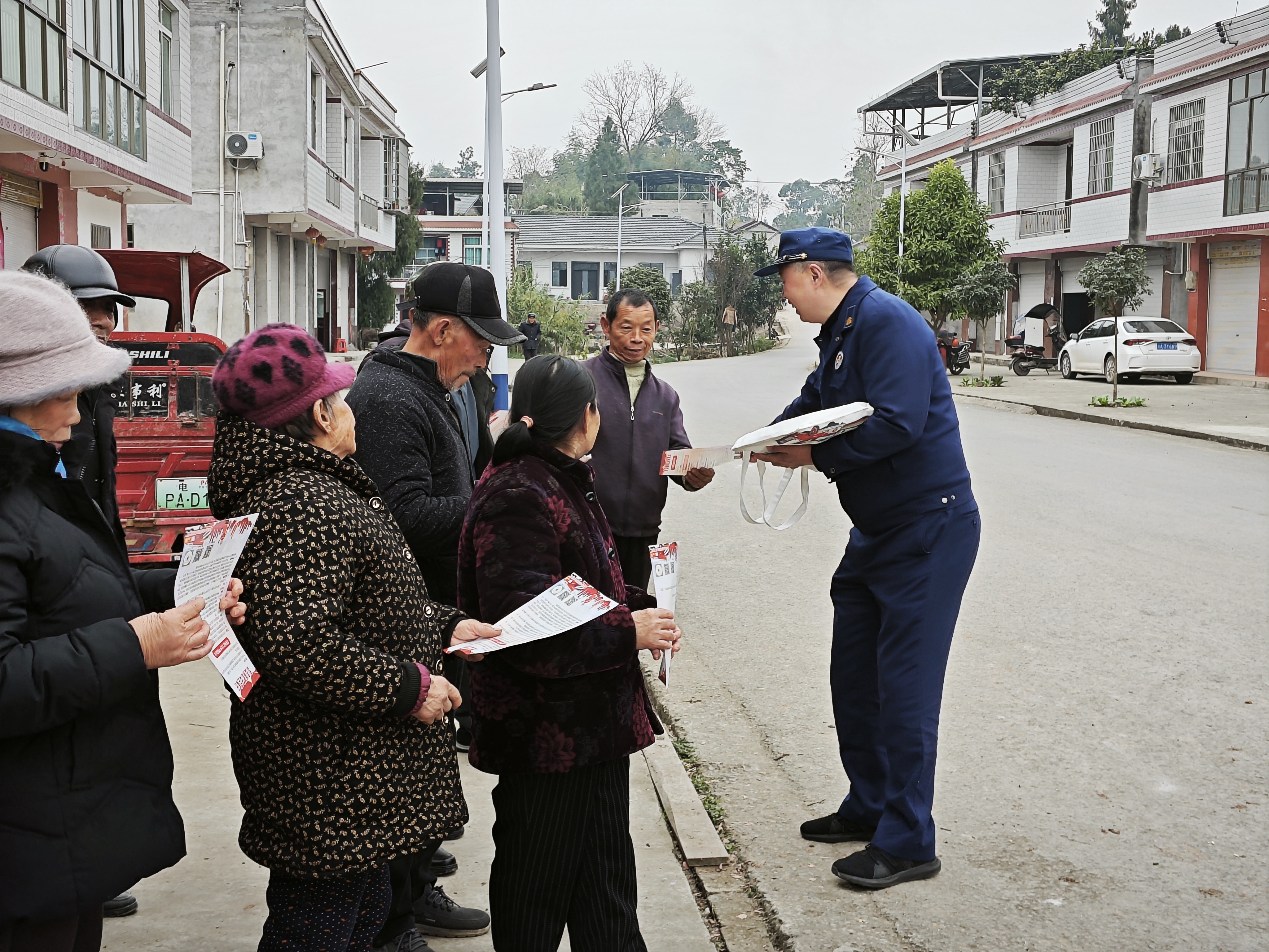 大足消防联合中敖镇“进村入户”宣传 筑牢乡村冬季“防火墙”