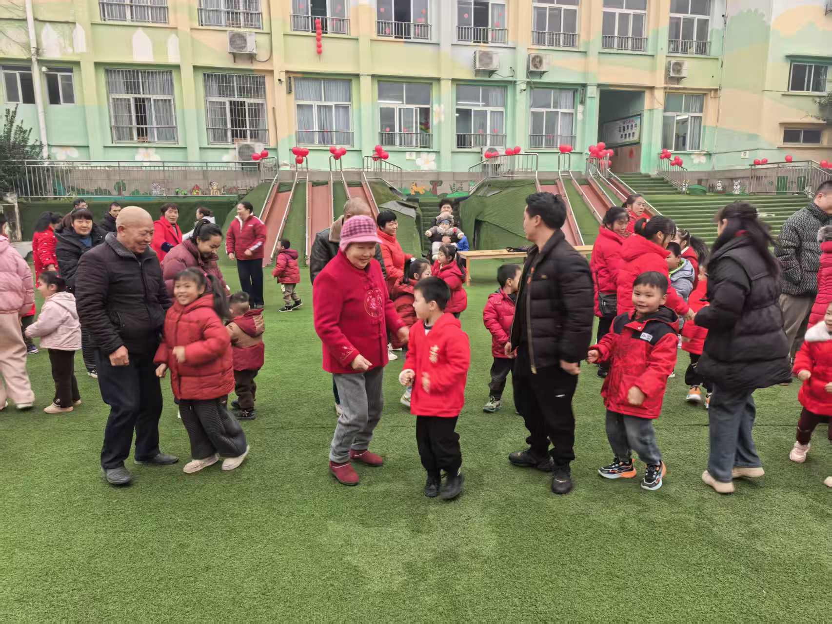 狮滩镇中心幼儿园开展庆迎新年亲子活动