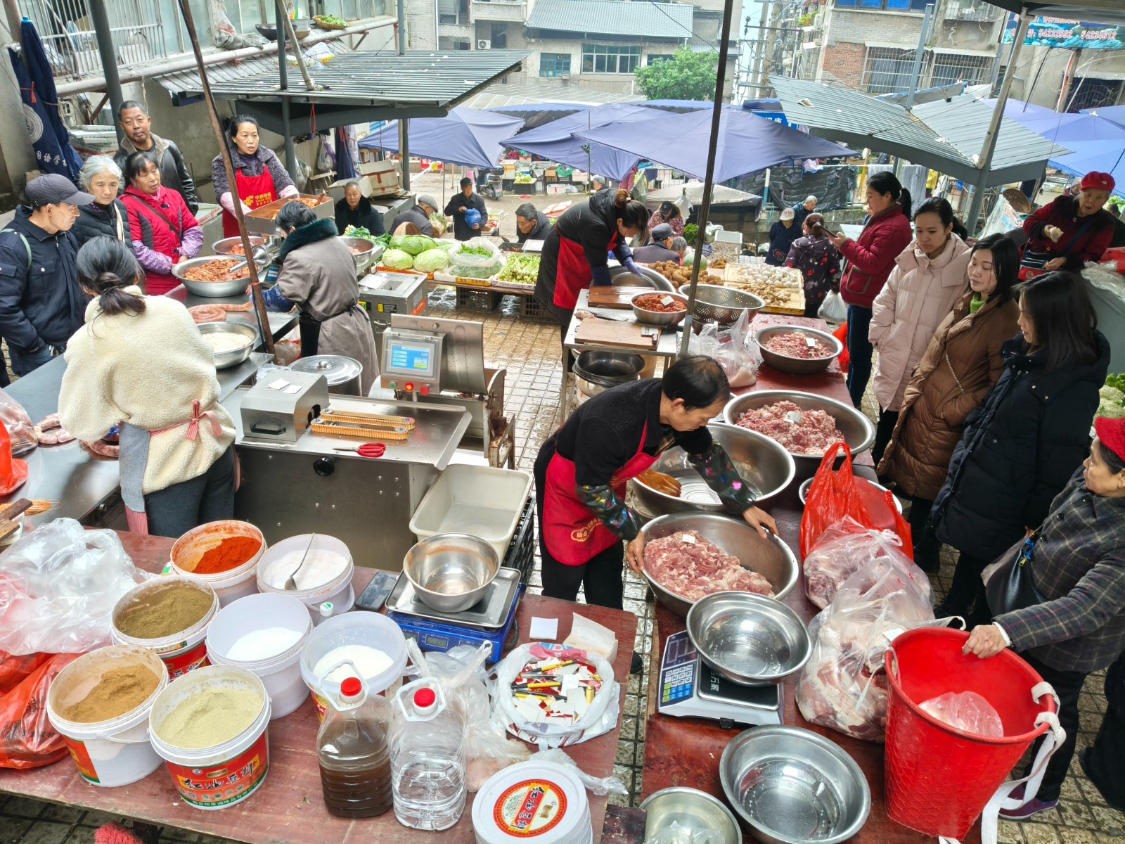 川祖庙农贸批发市场，灌香肠的摊位前一派忙碌景象。.jpg