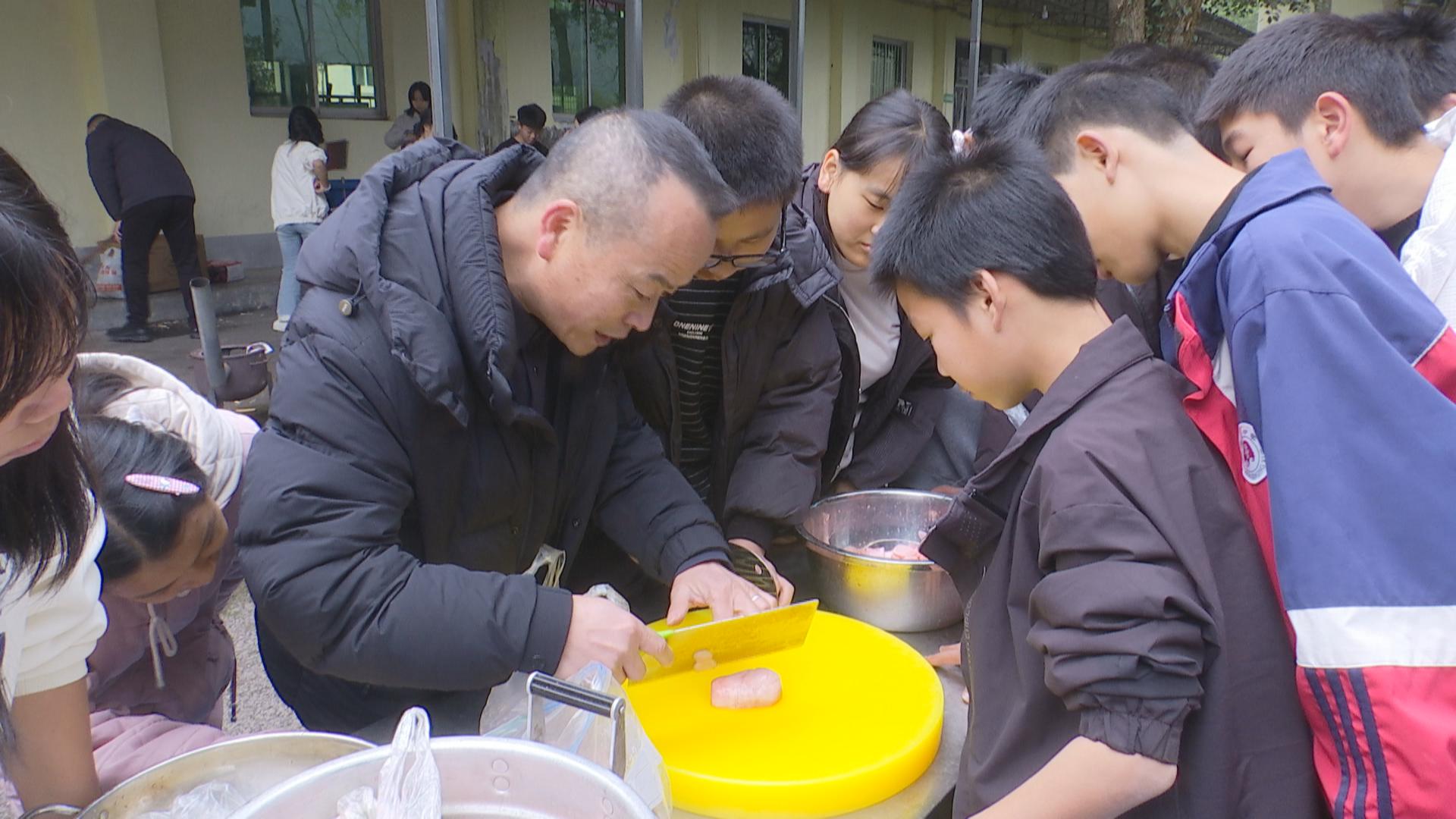 石会中学举行乡村少年宫“土苗年味漫校园 青春飞扬贺新年”活动