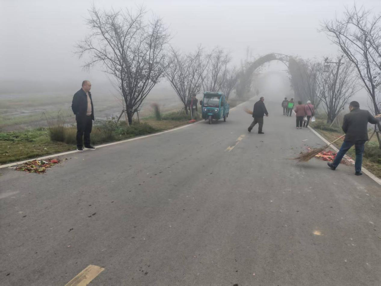 大足区雍溪镇持续开展农村公路养护筑牢出行安全线