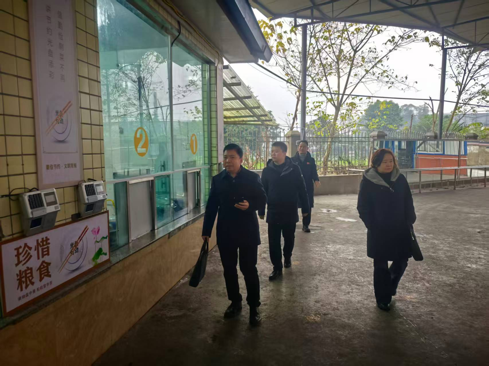 雍溪镇：检查校园及卫生院 筑牢平安建设防线