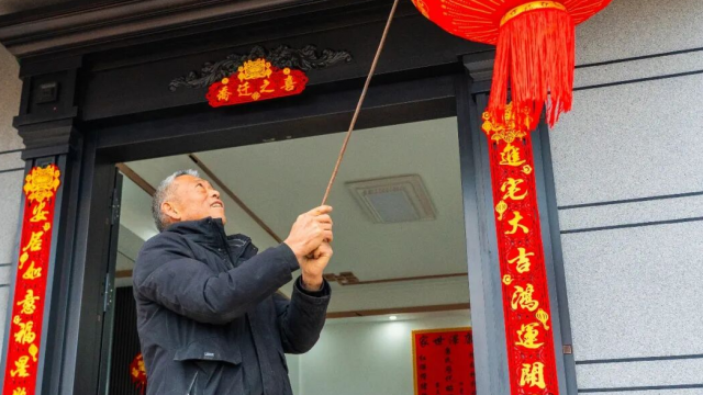 垫江月江村：曾遭滑坡侵袭的老屋旁，新年挂起了红灯笼