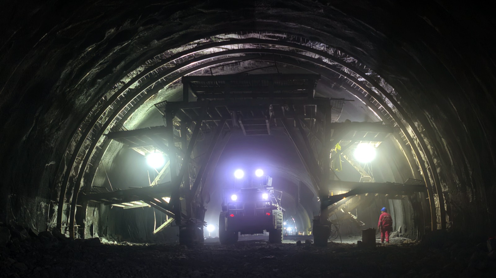 4-渝万高铁忠县段巴山村隧道顺利贯通。赵军 摄.JPG