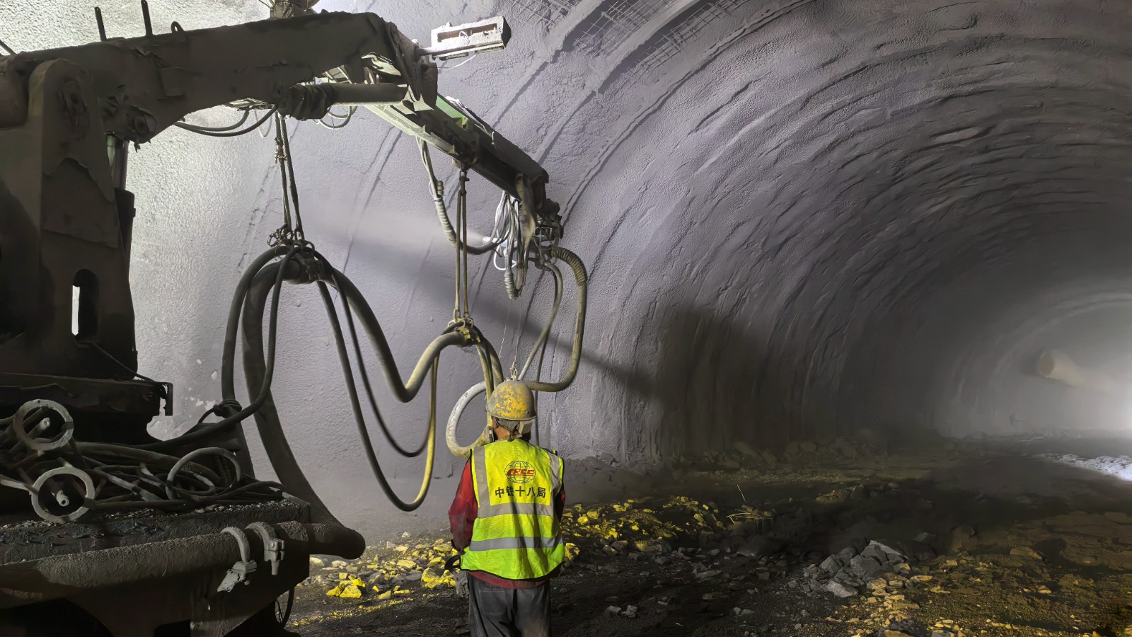 9-喷锚作业。赵军 摄.jpg