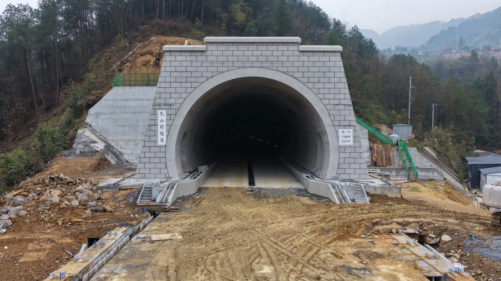 3-渝万高铁忠县段巴山村隧道入口（无人机照片）。赵军 摄.JPG