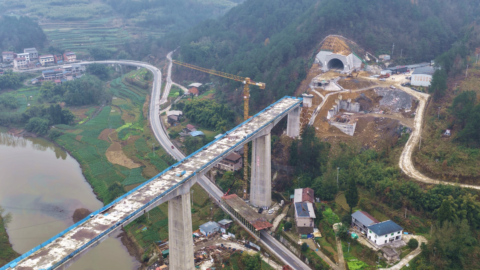 2-渝万高铁忠县段巴山村隧道与汝溪河双线特大桥相连（无人机照片）。赵军 摄.JPG
