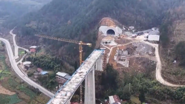 【朝闻天下】渝万高铁巴山村隧道顺利贯通