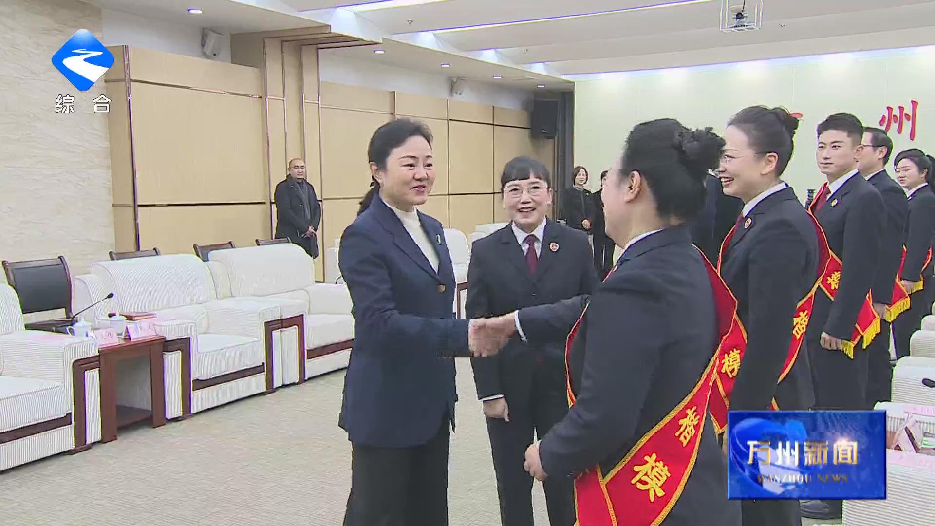 “时代楷模”重庆检察未成年人保护工作团队代表先进事迹巡回报告会万州区专场举行 卢红会见团队代表 李庆在报告会上致辞 彭志辉参加