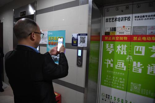 重报深一度｜智慧公交、“一次办”、养老“保镖”……你我身边，“数字重庆”处处在