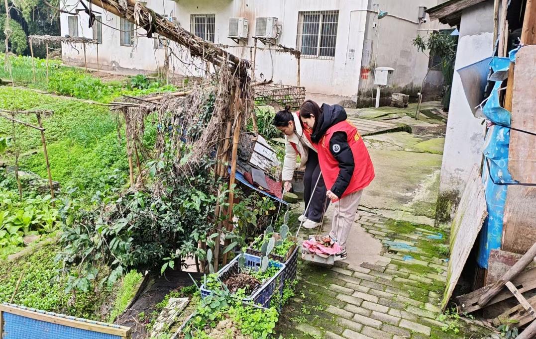 南彭街道忠兴社区新时代文明实践站开展人居环境整治志愿服务活动