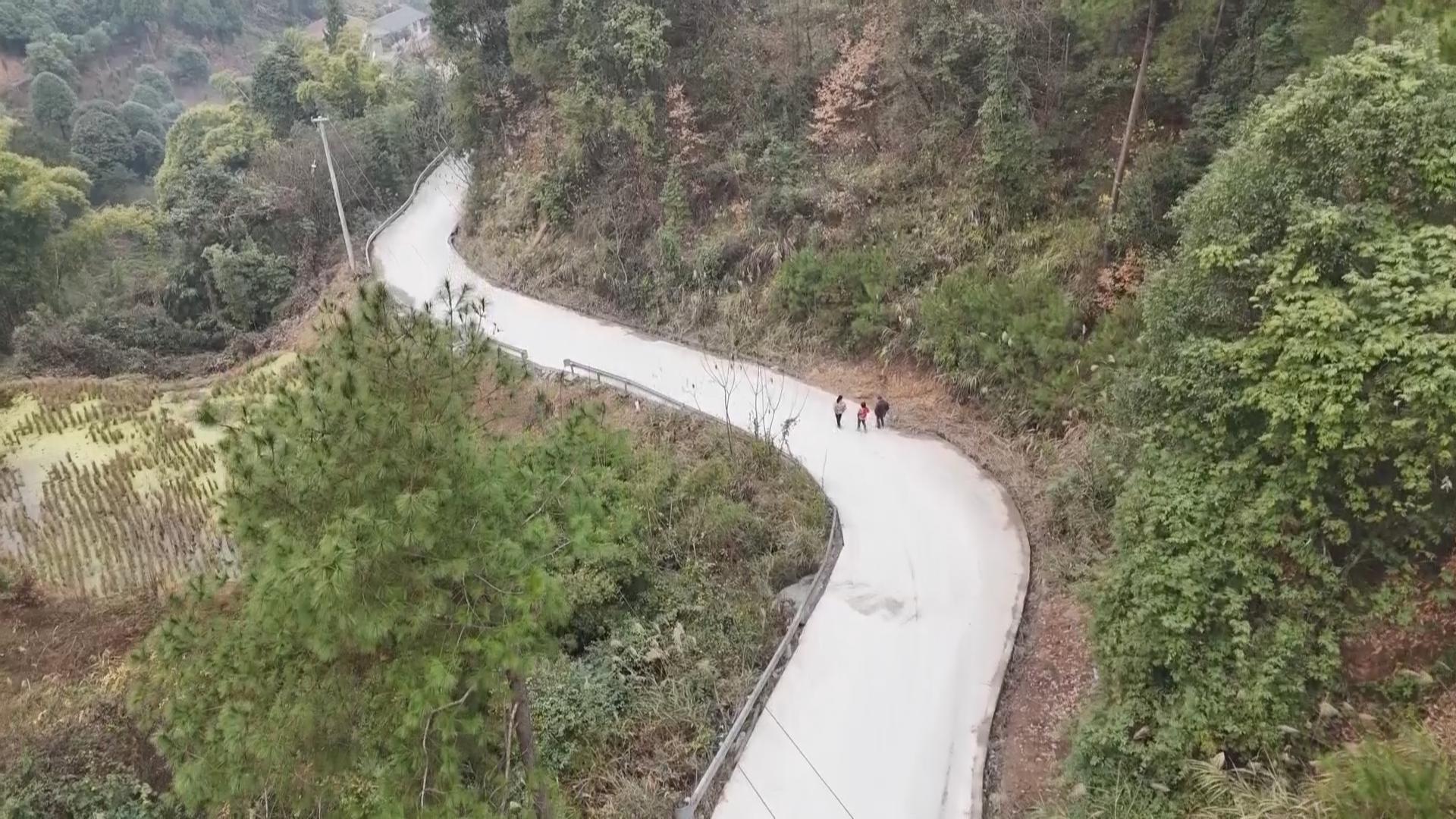今日关注·回音：破损路段焕新颜 村民告别出行难