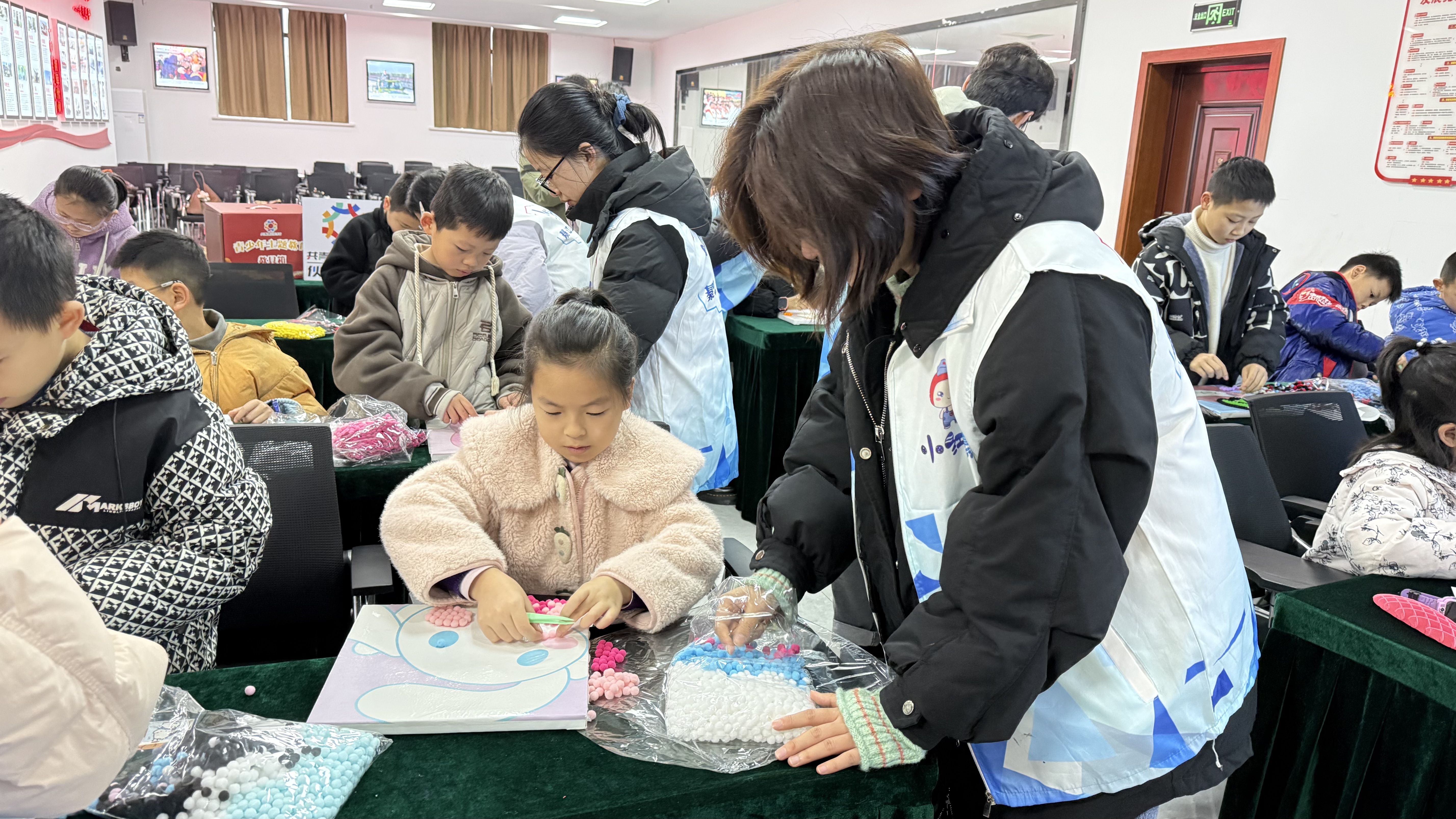 2025年12月13日,开展“指尖魔法·‘线’绘童真”志愿服务活动1.jpg 2025年12月13日,开展“指尖魔法·‘线’绘童真”志愿服务活动1.jpg