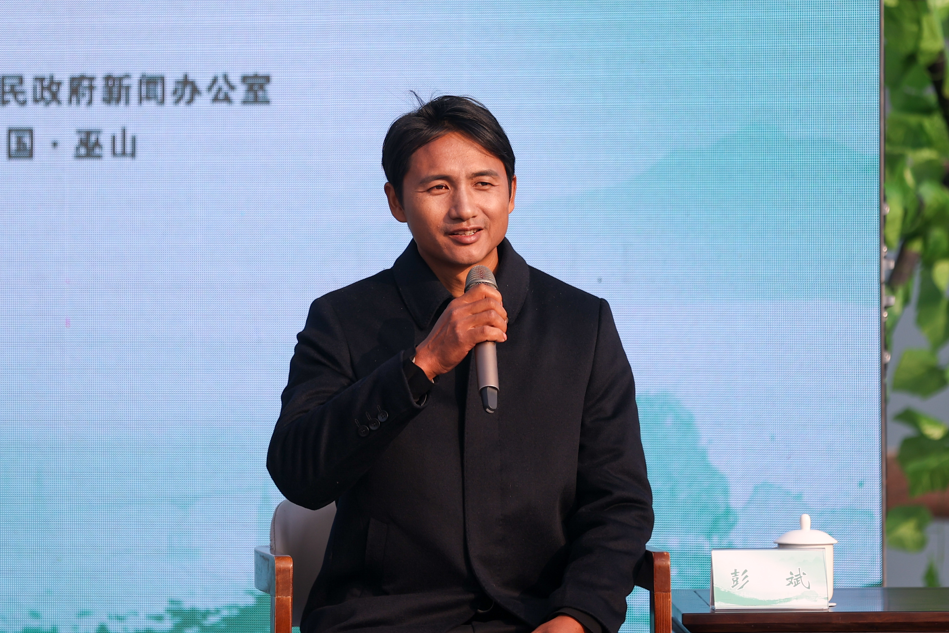 荒山变“花果山” 新农人彭斌科学育果 优果率从65%提升到82%！