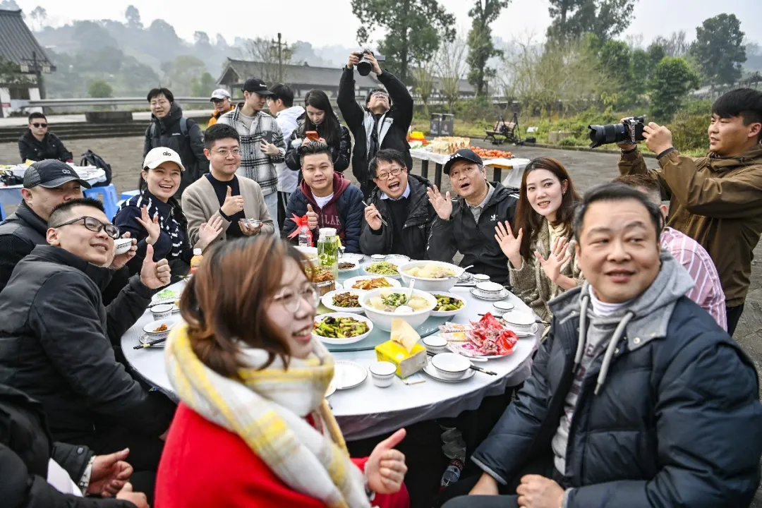 台湾朋友吃到了合川的刨猪汤！十余位台湾同胞组团感受重庆“顶流”年味