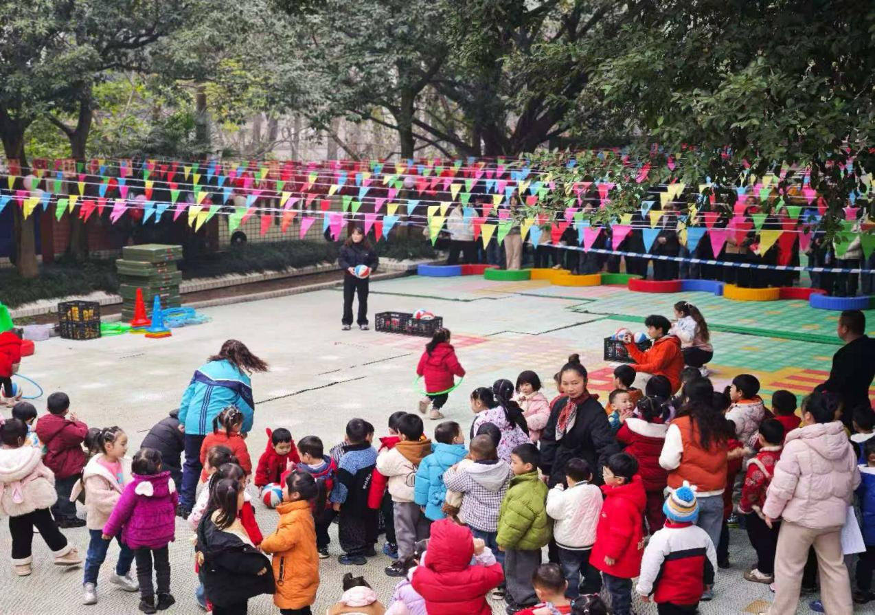三汇中心幼儿园举办亲子趣味运动会 萌娃与家长共享运动欢乐