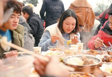 重庆市合川区“刨猪汤”走红——为年味奔赴一座城