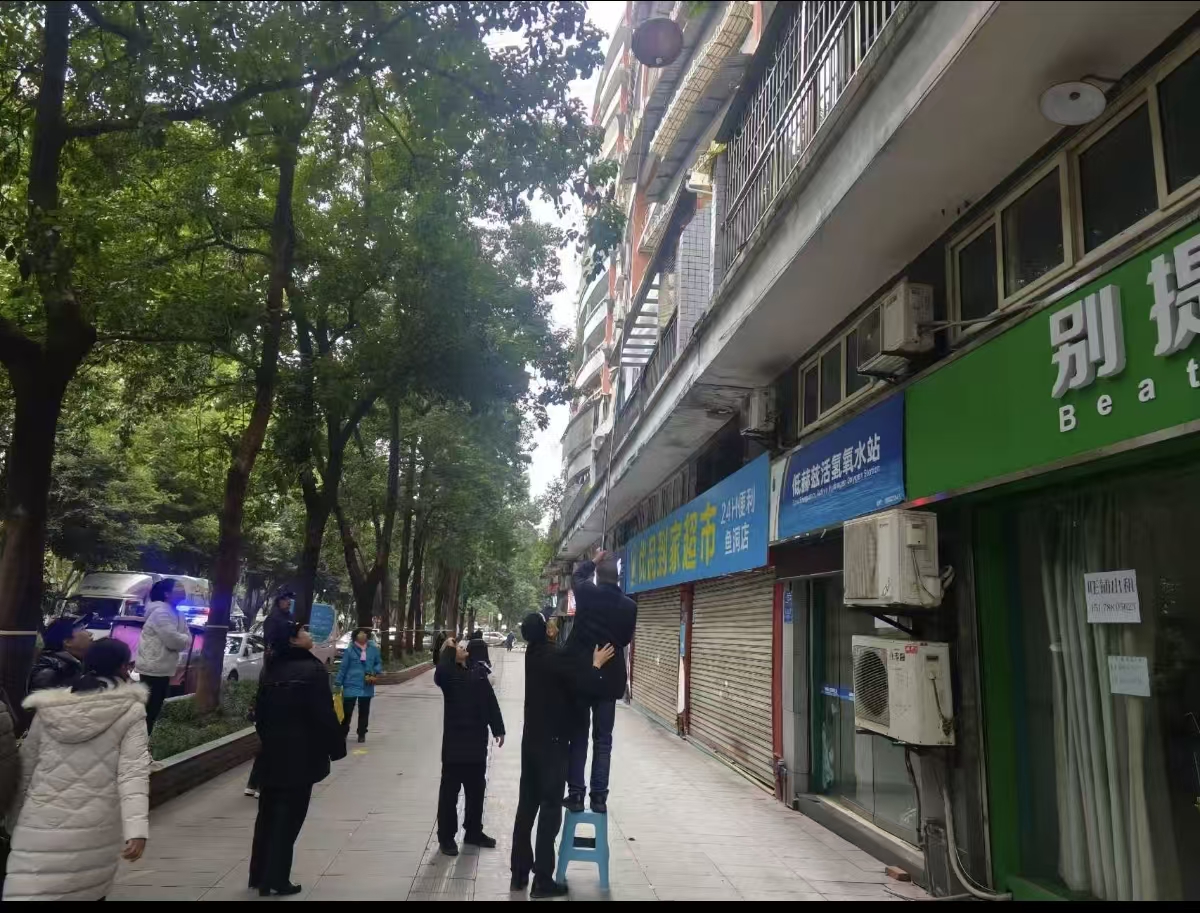 鱼洞城管大队开展市容秩序专项整治 清理违规悬挂广告横幅