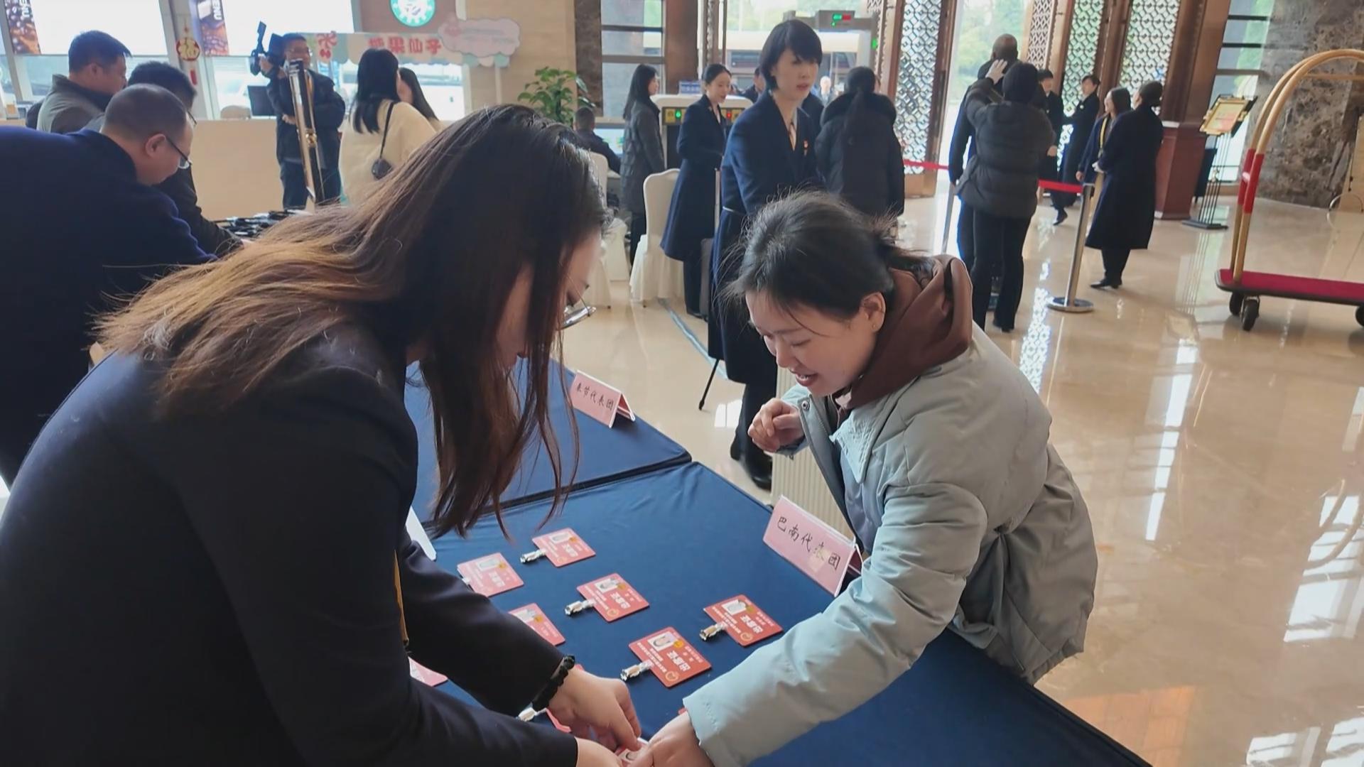 肩负人民重托 市六届人大四次会议巴南代表团代表携“民意”报到