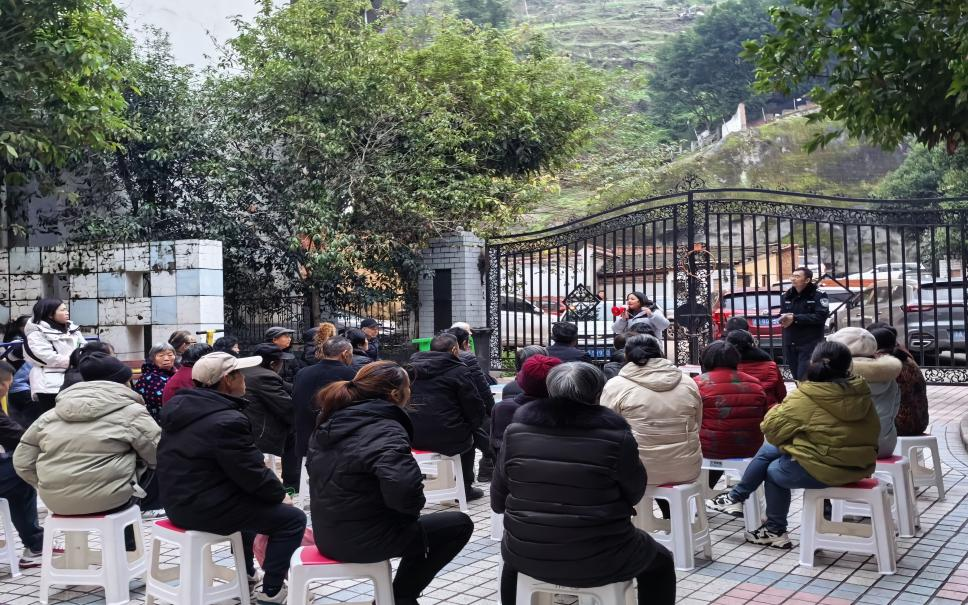 筑牢冬季安全防线，共建平安和谐社区——木洞镇二社区开展安全宣传院坝会