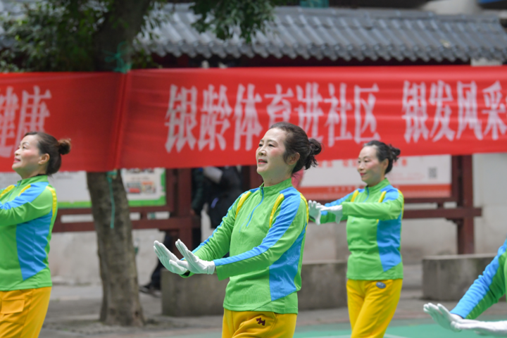 九龙坡区老年体育走进社区大拜年活动，健身操表演.jpg