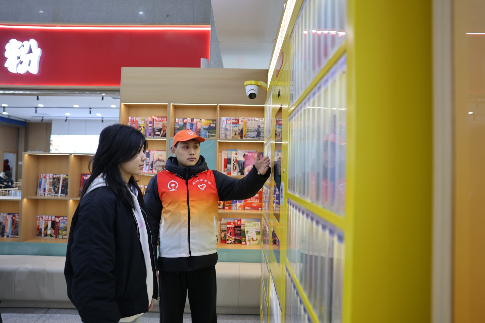 图为：2月2日，旅客从涪陵北站站&ldquo;掌书廊&rdquo;智能自助借阅柜借阅书籍。谭瑞摄.jpg