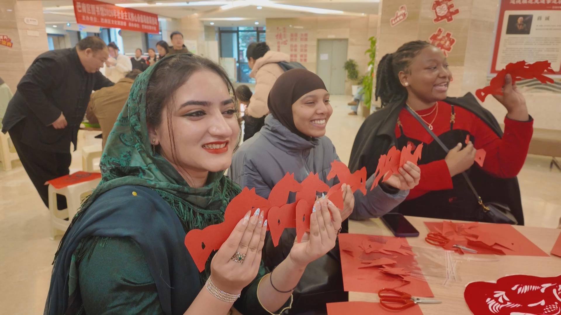 外国友人在巴南沉浸式体验中国年