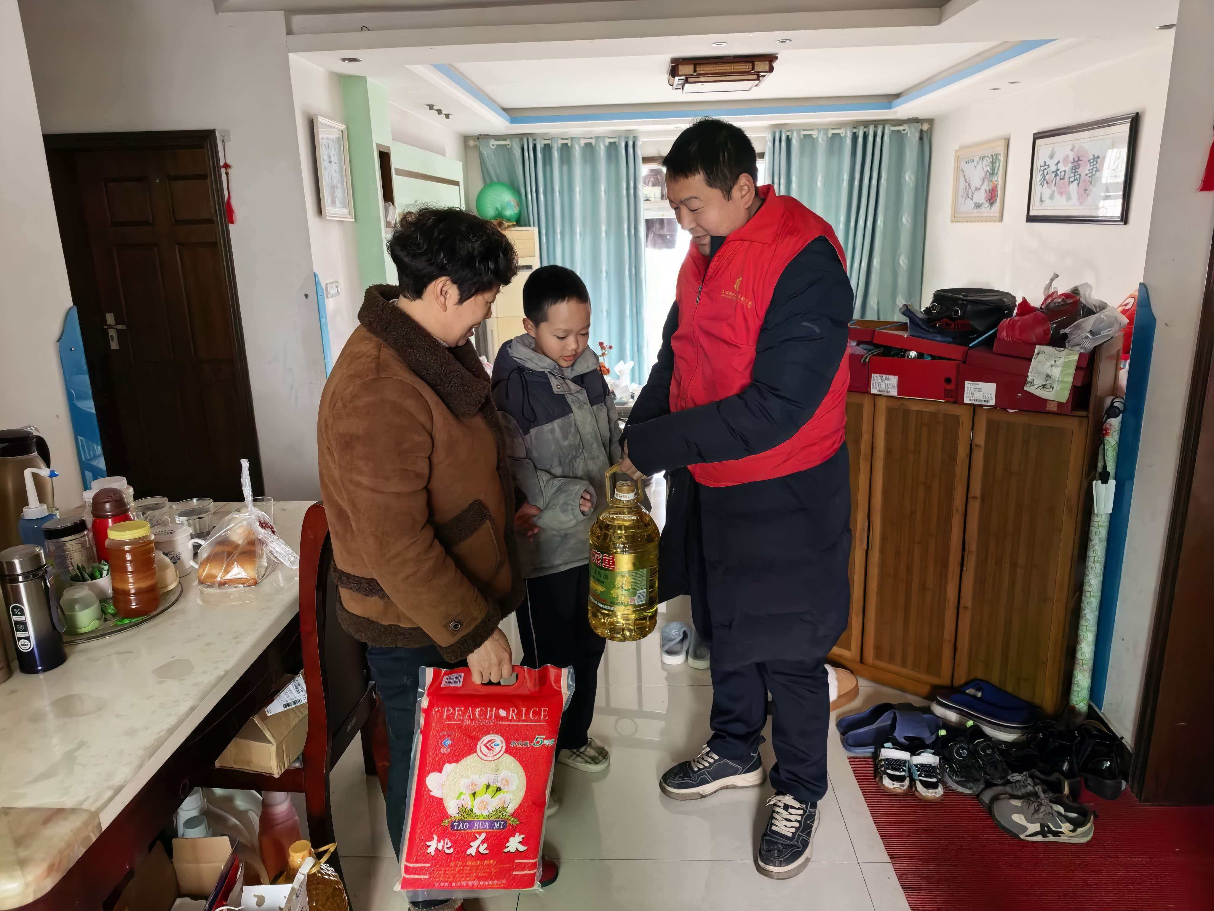 三汇学校开展“把爱带回家”儿童关爱服务 情暖留守儿童