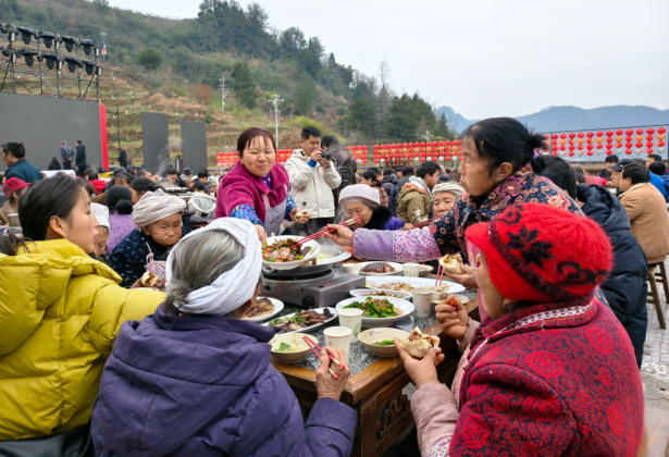 渝味360碗·石柱桥头土家摆手舞长街宴热闹开席