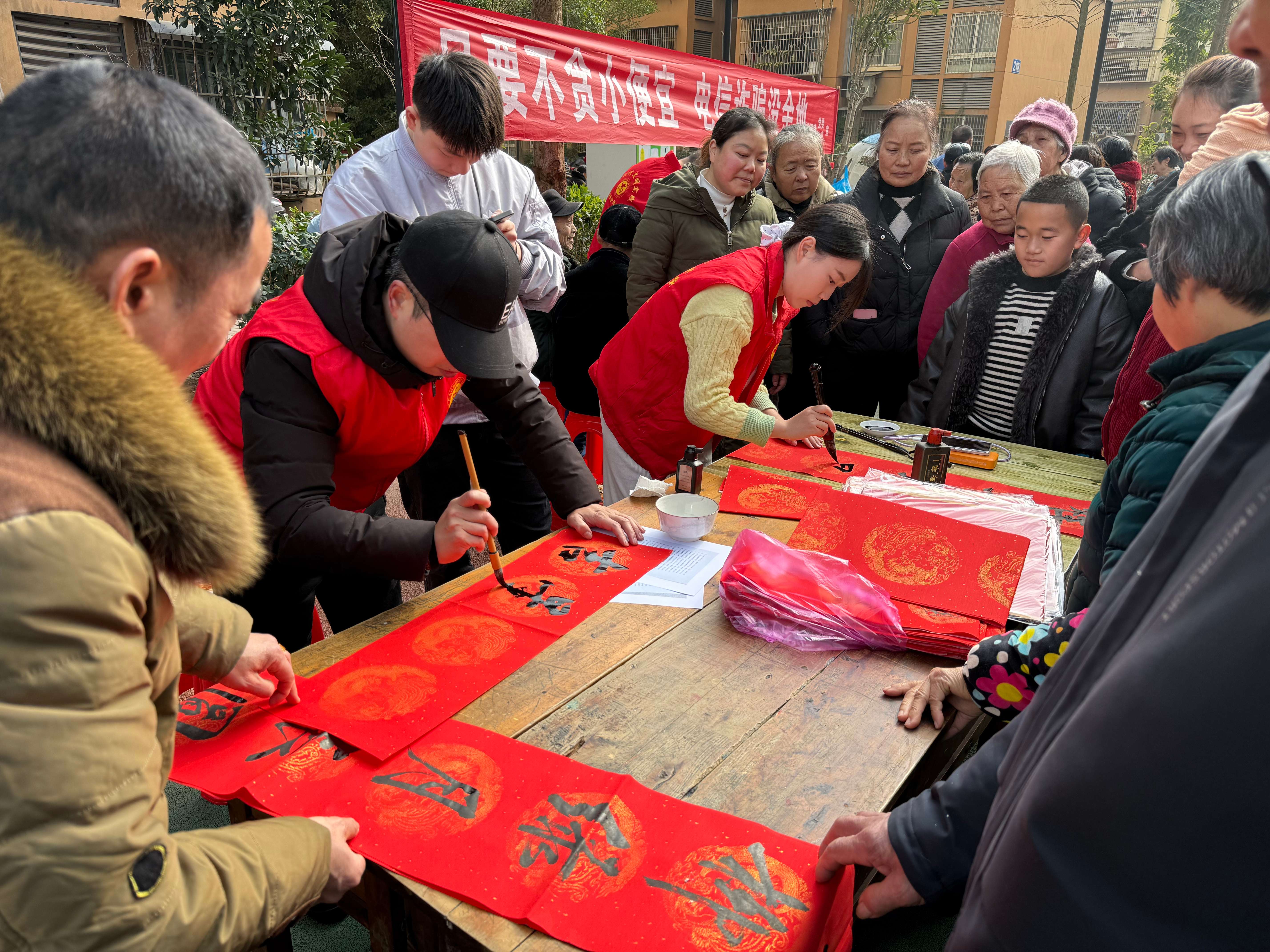 木洞镇金银桥社区开展“邻里相聚暖新春，义诊义剪又送福”志愿服务活动