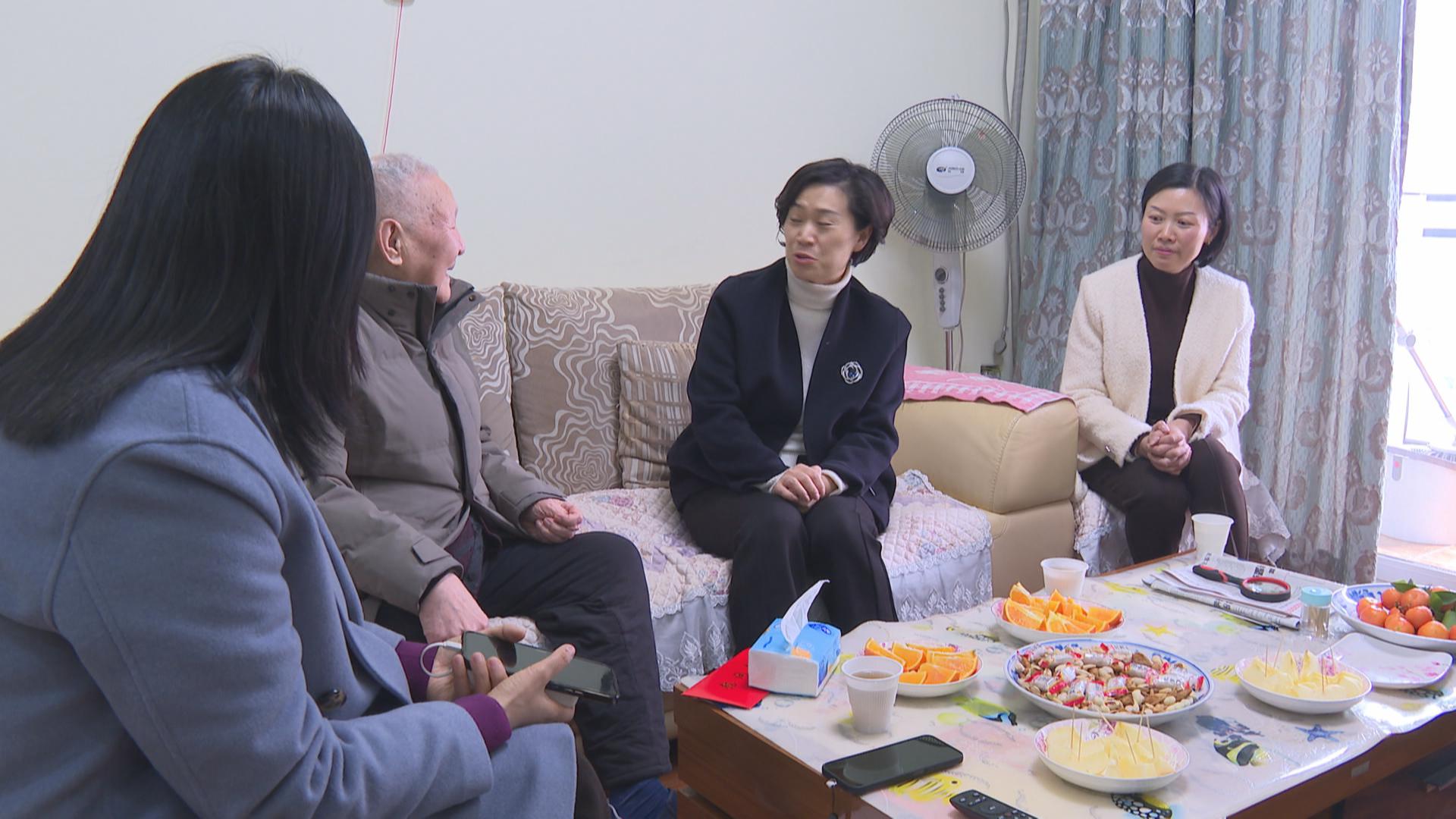 区领导看望慰问离休干部 送上新春祝福