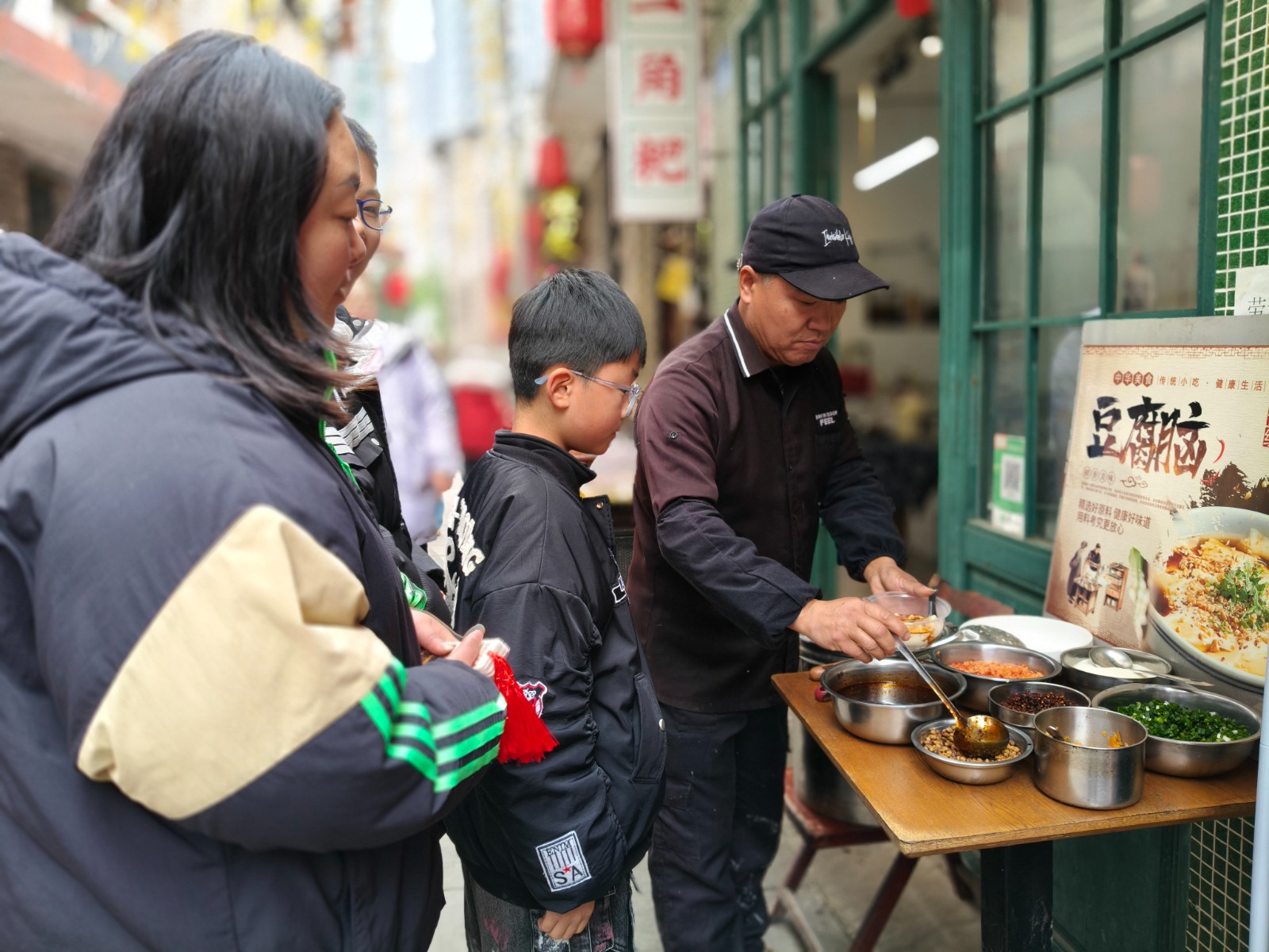 商户为游客制作豆腐脑。 拍摄：张耀升.jpg
