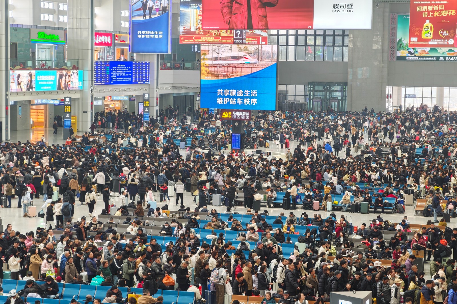 图示：重庆北站候车大厅旅客候车情况（汪亮 摄）.jpeg