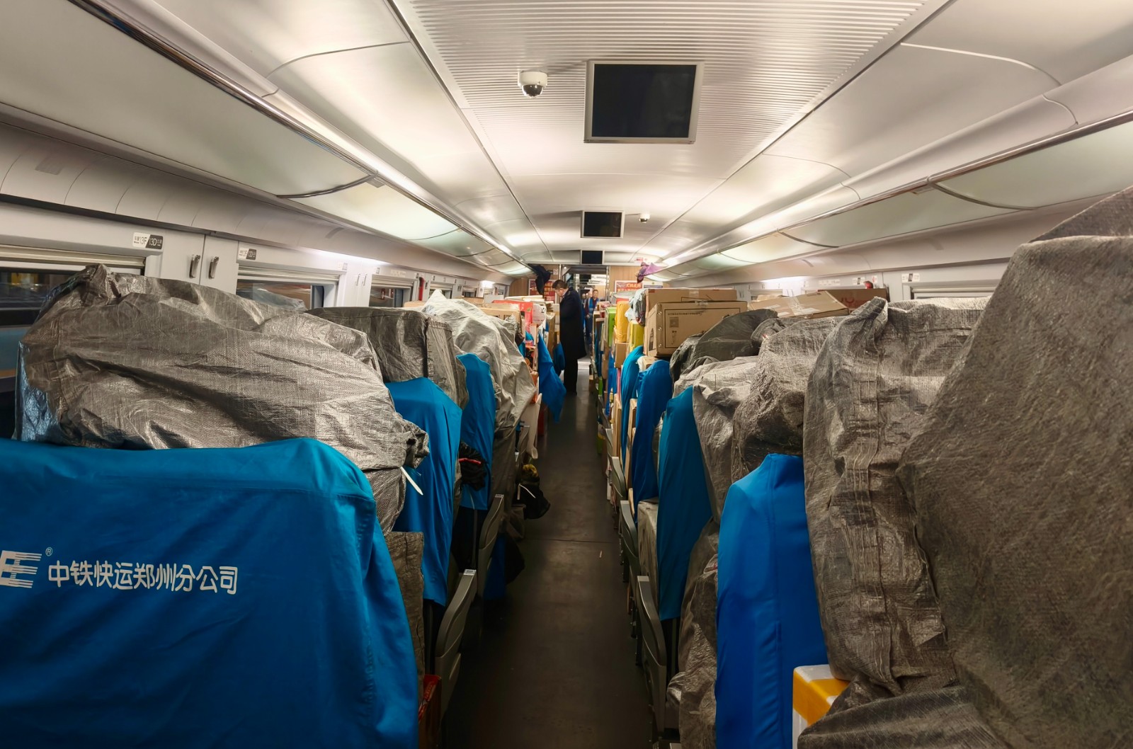 图示：郑渝高铁确认列车上满载的货物（姜雅涵 摄）.jpeg