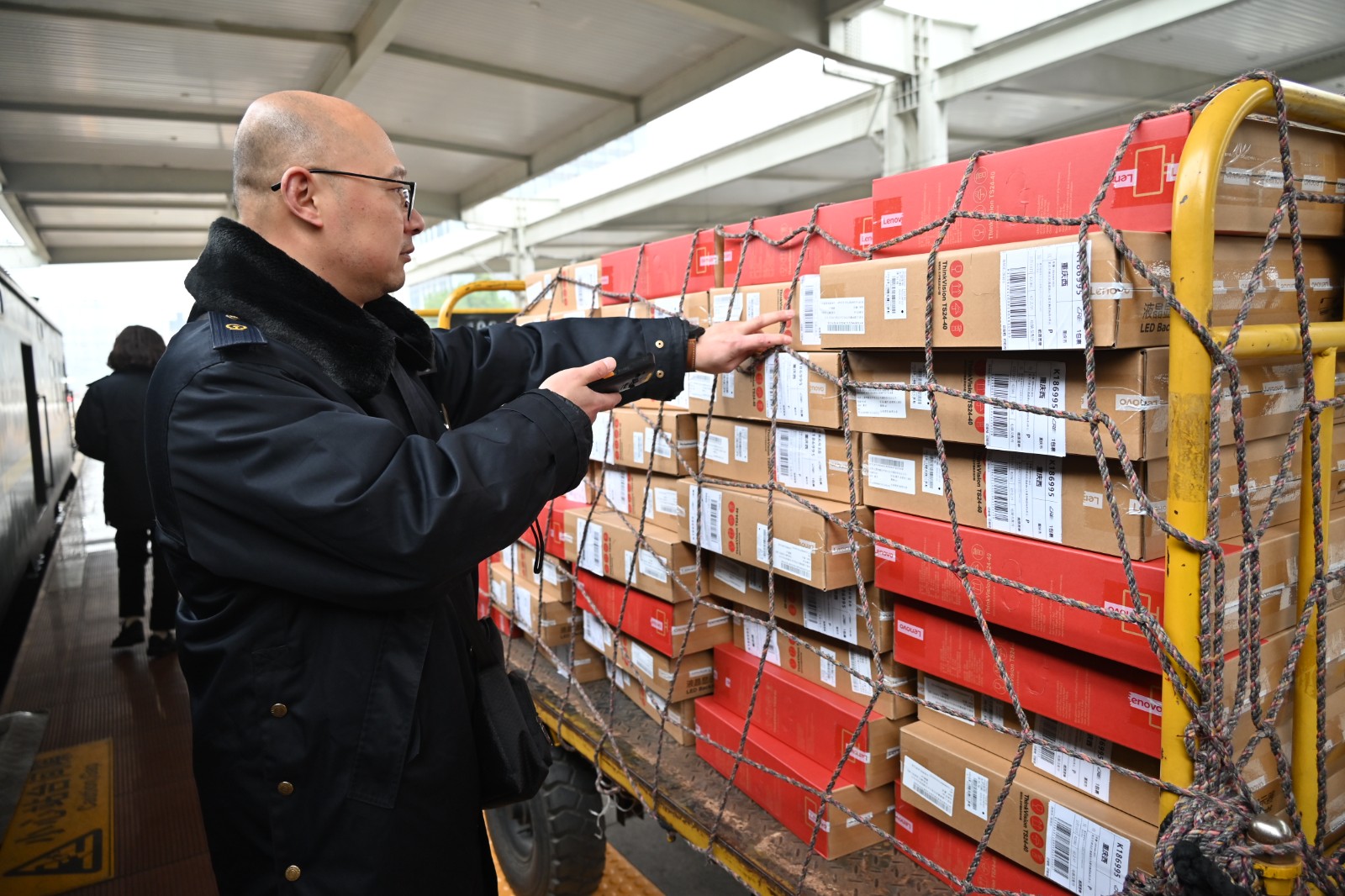 图示：车站行李员对货物逐件扫码核对（段渝川 摄）.jpeg