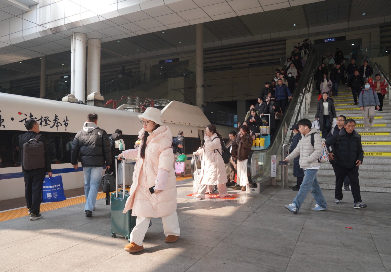 图示：站台有序乘车的旅客（汪亮 摄）.jpeg